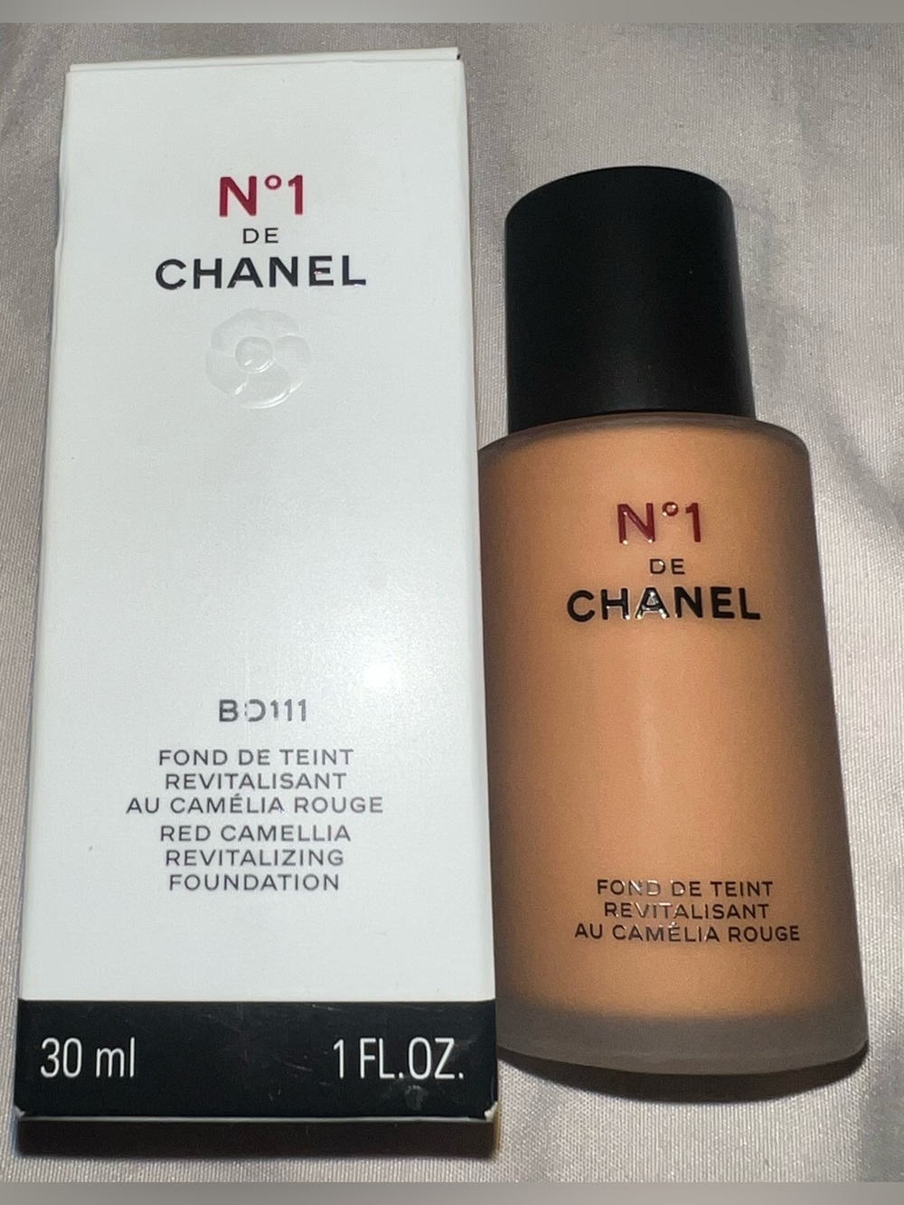 CHANEL N°1 Red Camellia Revitalizing Foundation - Warm Beige BD111 new with box